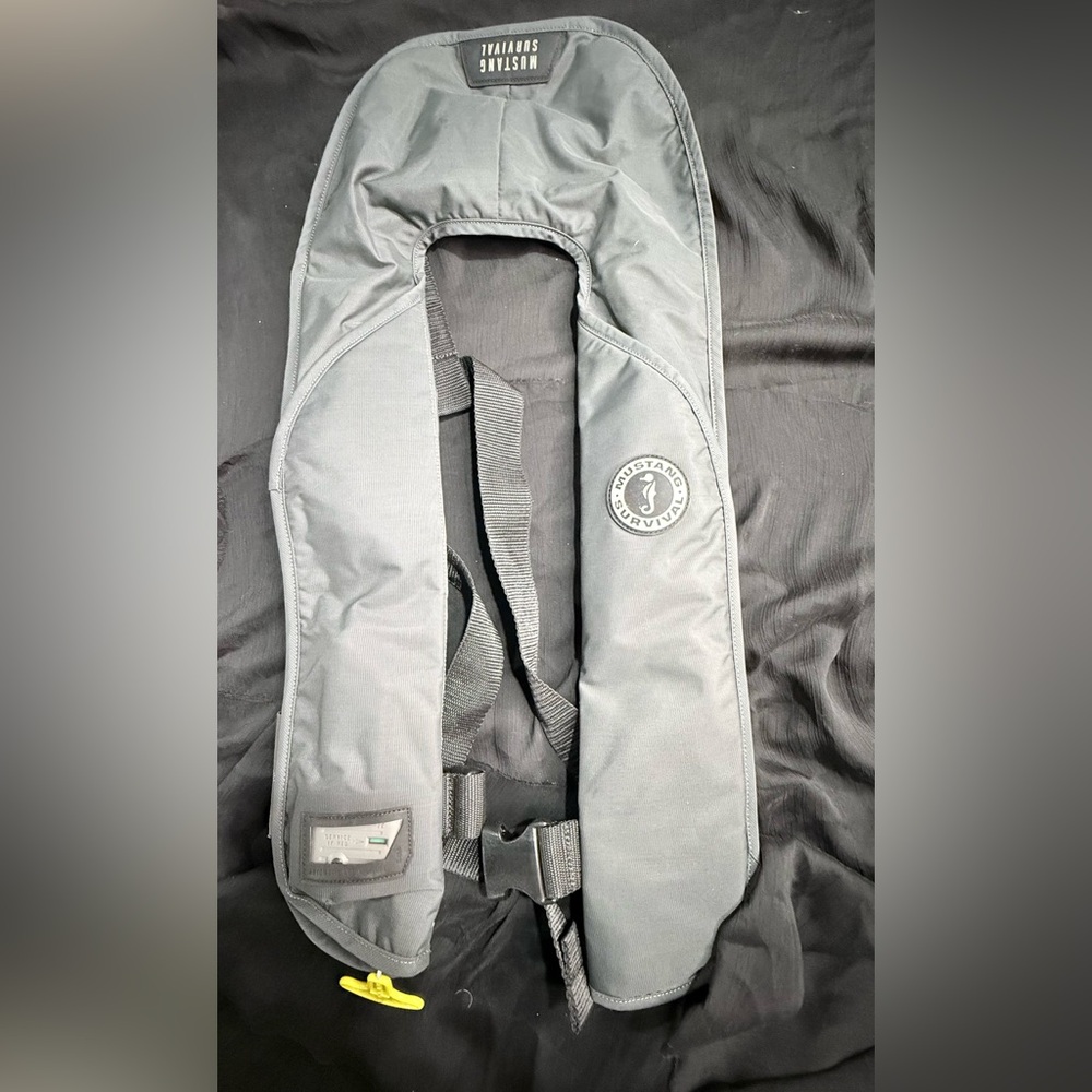 Mustang MIT 100 Manual Inflatable PFD - Picture 2 of 3